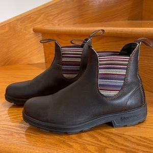 Blundstone dark brown leather boots with striped elastic. US 9.5
